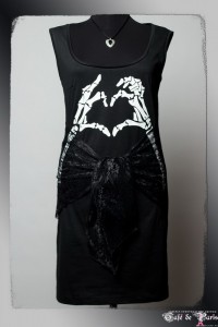Платье трикотажное с гипюровым бантом "Костяное сердце" 