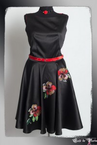 Платье из атласа с машинной вышивкой на контрастной подкладке